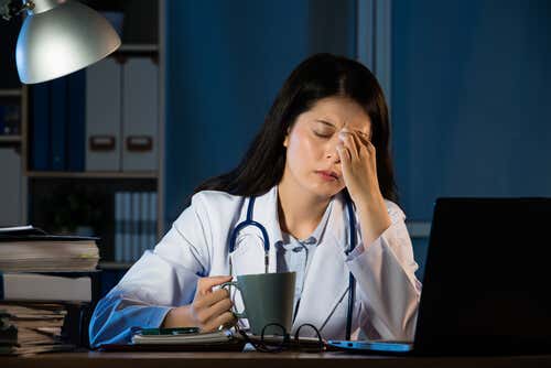 Médica con sueño trabajando por la noche y que sufre depresión con alta funcionalidad