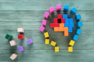 Mente de una persona con piezas para representar el efecto tetris