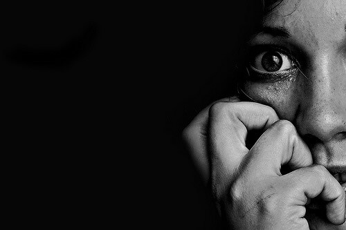 Mujer con miedo a la enfermedad