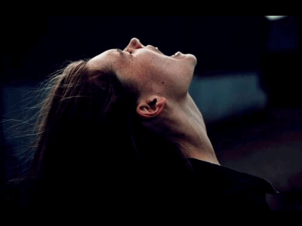 Mujer alzando la voz