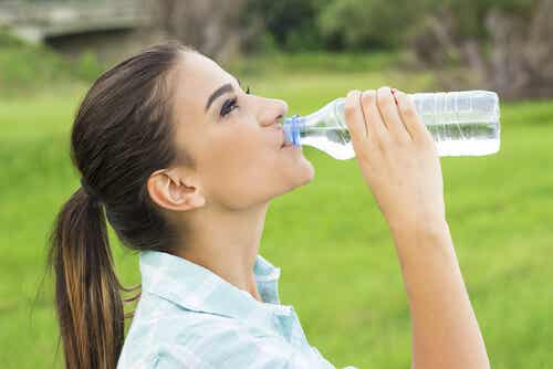 Mujer bebiendo de una botella de agua