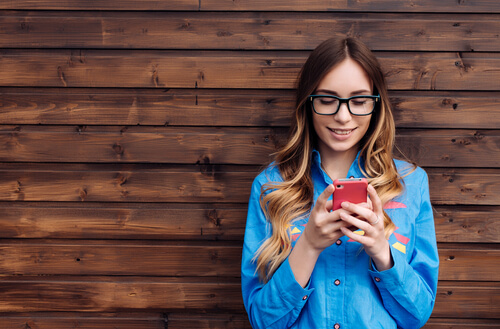 Mujer mirando sus redes sociales