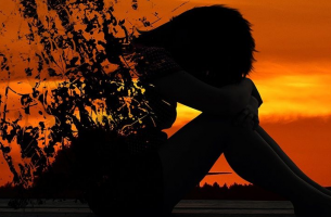 Mujer con figura que se deshace simbolizando la neuropsicología de la distimia