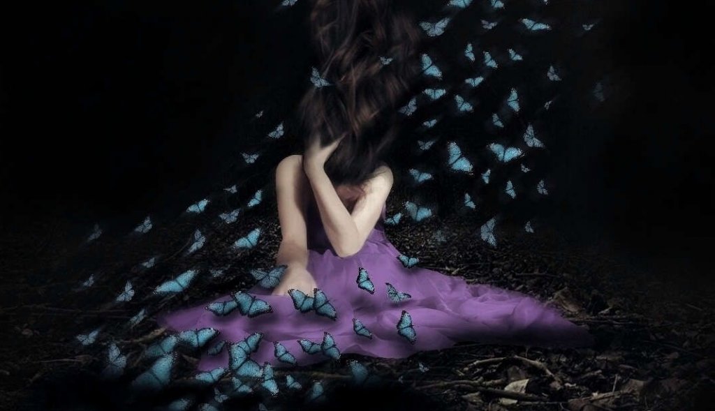 chica con mariposas simbolizando el efecto de los errores emocionales