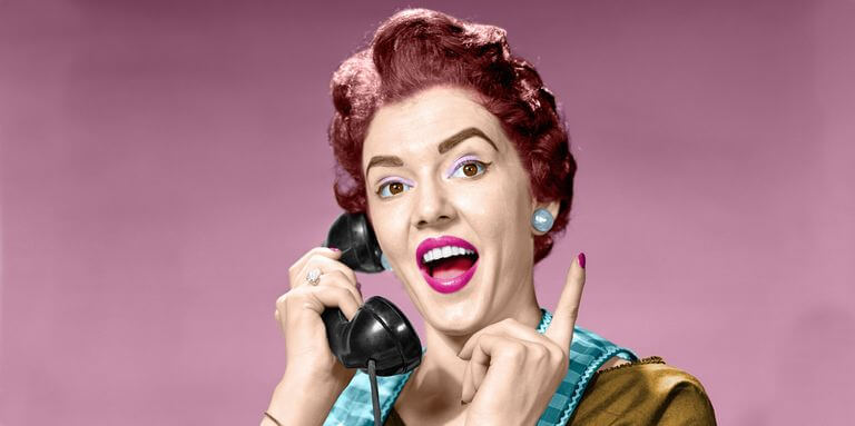 mujer al teléfono representando a los hijos adultos de madres controladoras