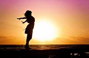 mujer al amanecer superando la crisis de la mediana edad