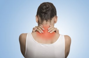 Mujer con dolor en el cuello y la espalda