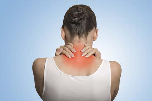 Mujer con dolor en el cuello y la espalda simbolizando los síntomas de depresión