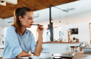 Mujer estudiando en una cafetería