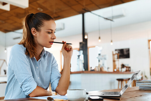 Mujer estudiando en una cafetería