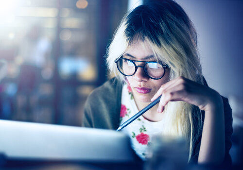 Mujer estudiando