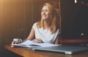 Mujer pensando en los beneficios de encontrar la felicidad en el trabajo