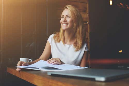 Mujer pensando en los beneficios de encontrar la felicidad en el trabajo