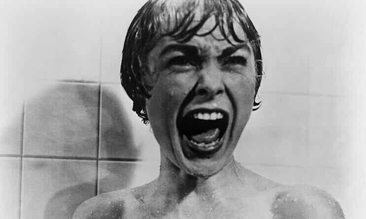Mujer gritando en la ducha