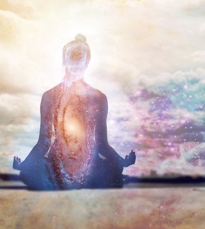 Mujer haciendo meditación