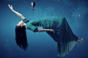 Mujer levitando