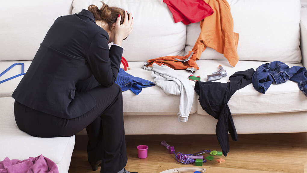 Mujer con las manos en la cabeza simbolizando los miedos que se esconden detrás del desorden