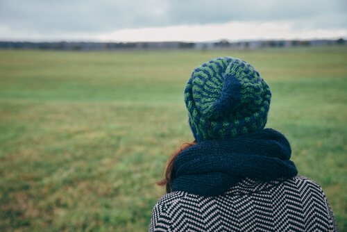 Mujer sintiendo nostalgia por su ciudad o homesickness