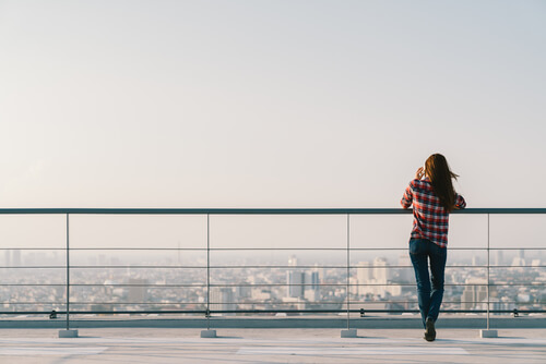 Mujer viendo la ciudad desde alto