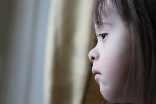 Niña con síndrome de down triste