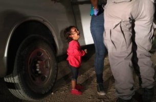 Niña llorando porque se separa de sus padres