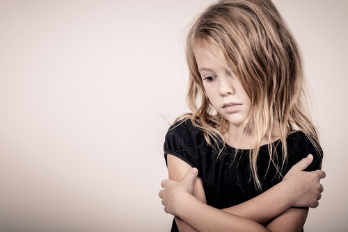 Niña sintiéndose sola