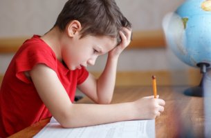 Niño agobiado por ansiedad a las matemáticas
