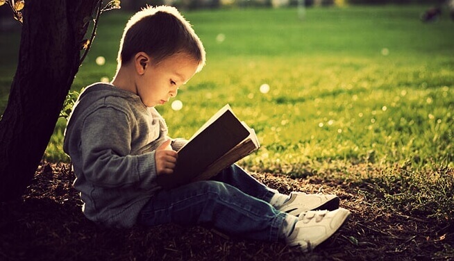 Niño leyendo un libro