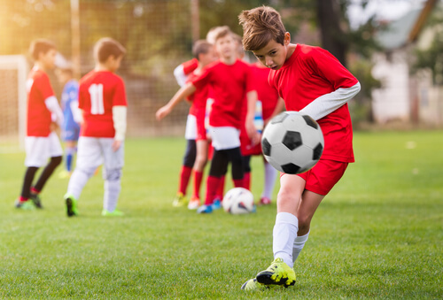 Niños jugando al fútbol