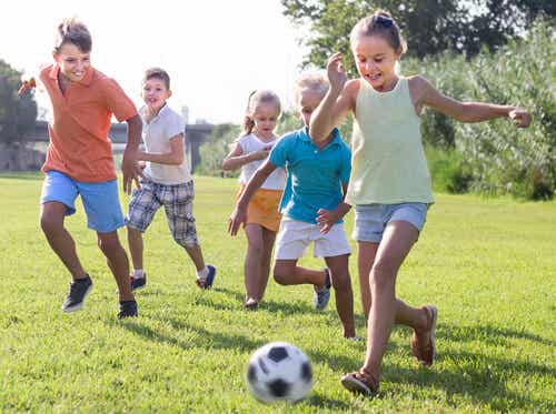 Niños y niñas jugando a fútbol