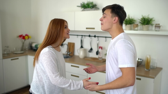pareja discutiendo y simbolizando los factores que acaban con el amor de pareja