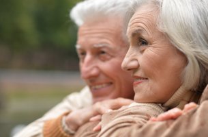 Pareja de personas mayores felices
