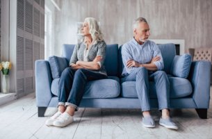 Pareja de personas mayores enfadada