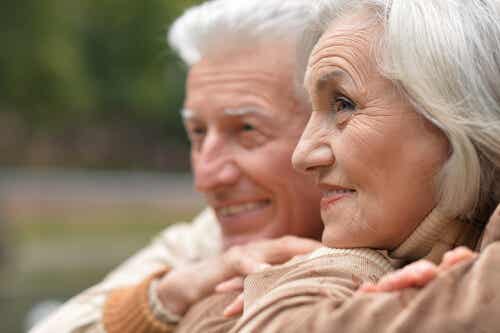 Pareja de personas mayores felices al trabajar la terapia de reminiscencia