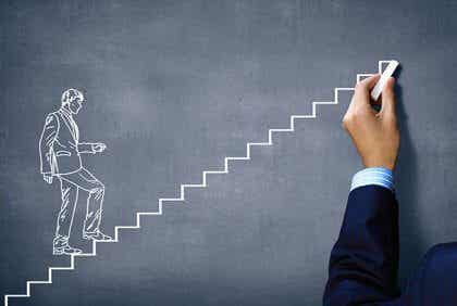 Persona dibujando un trabajador subiendo escaleras para representar la motivación laboral
