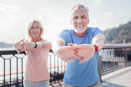 Personas mayores haciendo ejercicio