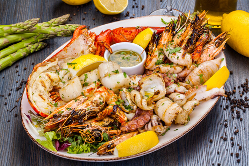 Plato lleno de marisco