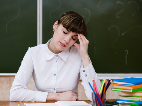 Profesora estresada en clase