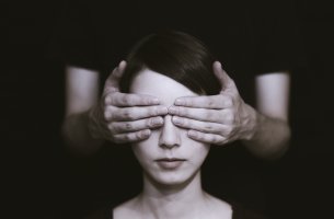 Chica con los ojos tapados para representar que somos irracionales