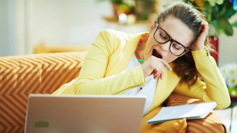 ¿Por qué tengo tanto sueño? Causas y soluciones