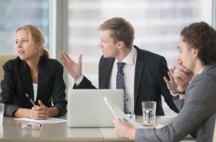 Trabajadores discutiendo generando un ambiente laboral tóxico