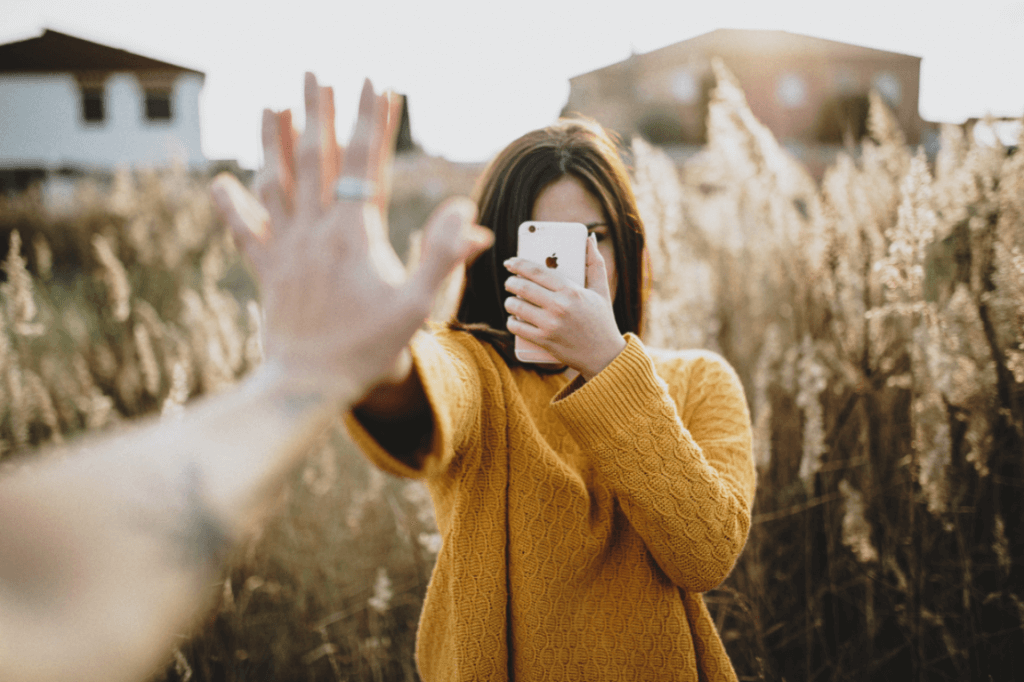 Amigas juntando las manos para una fotografía