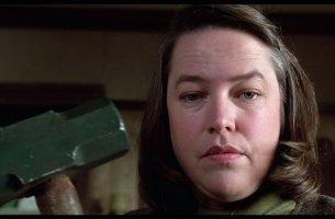 Annie Wilkes con un martillo