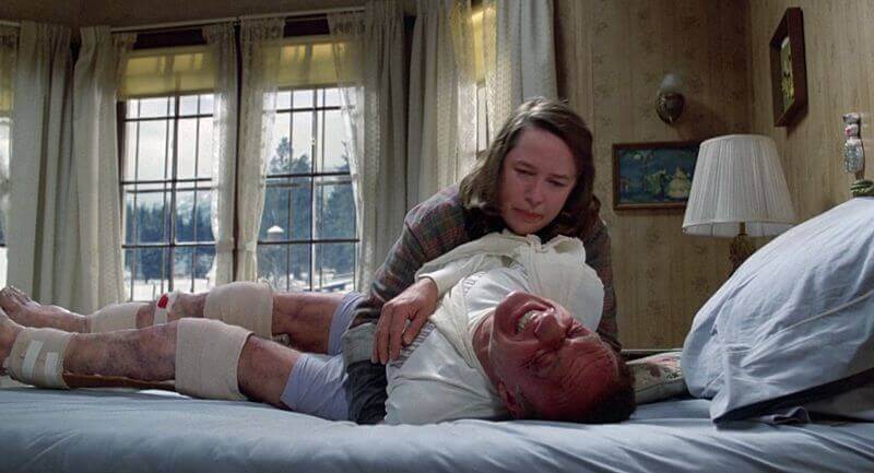 Annie Wilkes con su victima