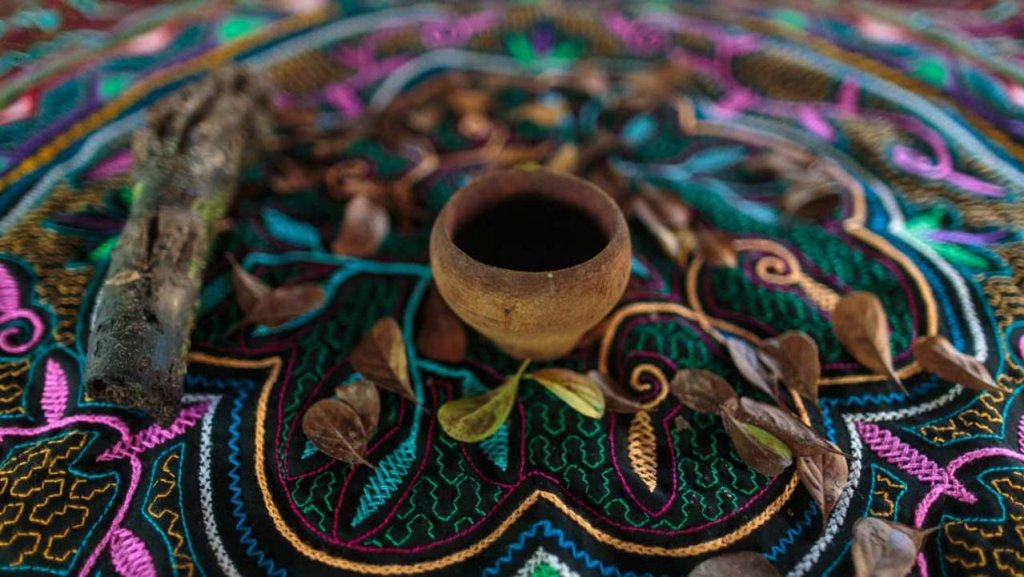 ayahuasca sobre mantel