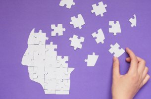 Cabeza con piezas de puzzles