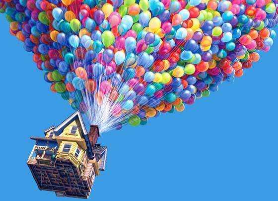 Casa volando con globos