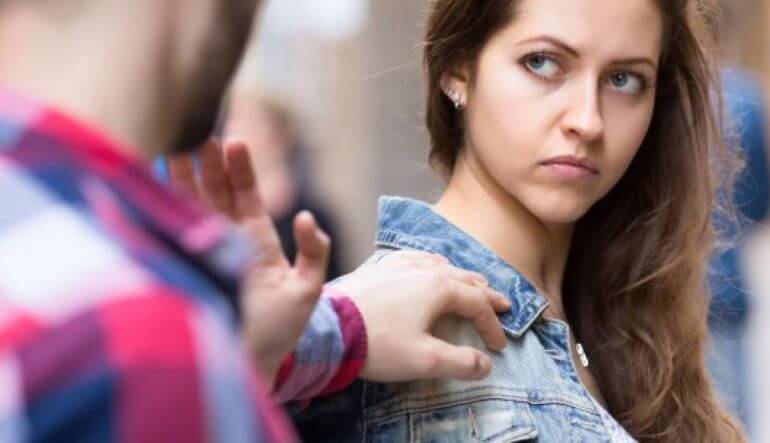 chica que pide respetar los límites personale