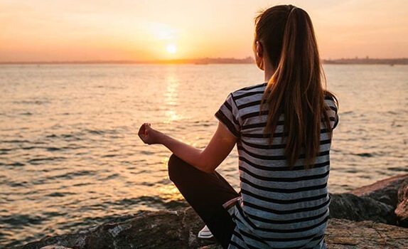 chica simbolizando qué debes hacer para mejorar tu Inteligencia Emocional.