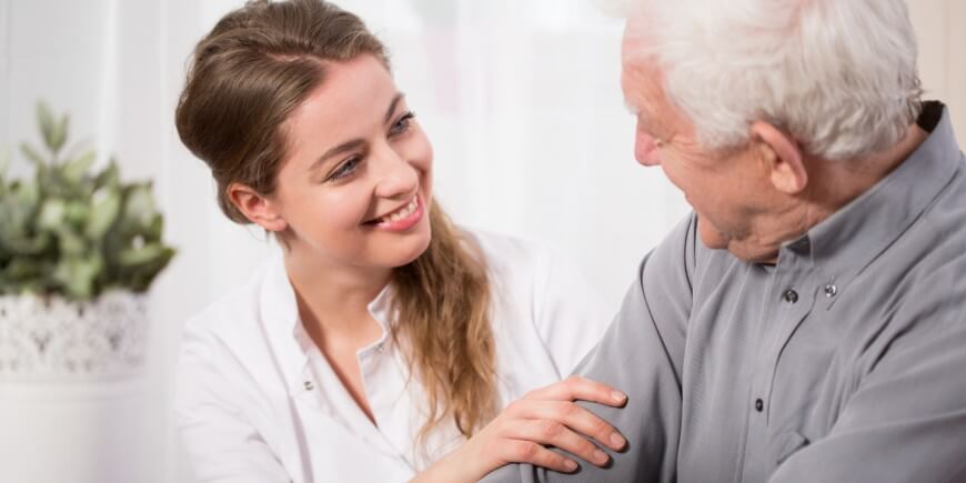 psicogerontólogo con un anciano